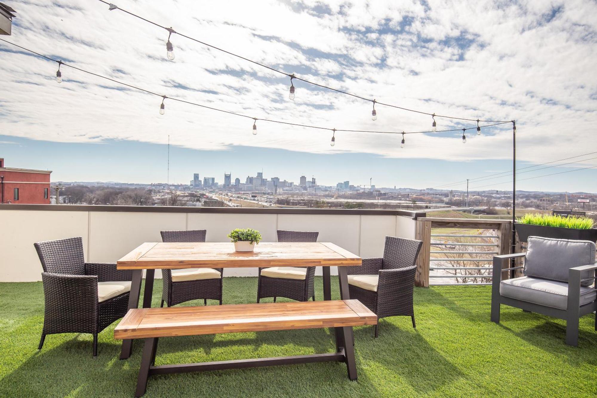 Whiskey House With Rooftop Golf, City Views! 8Min To Downtown! Sleeps 9! Nashville Eksteriør bilde