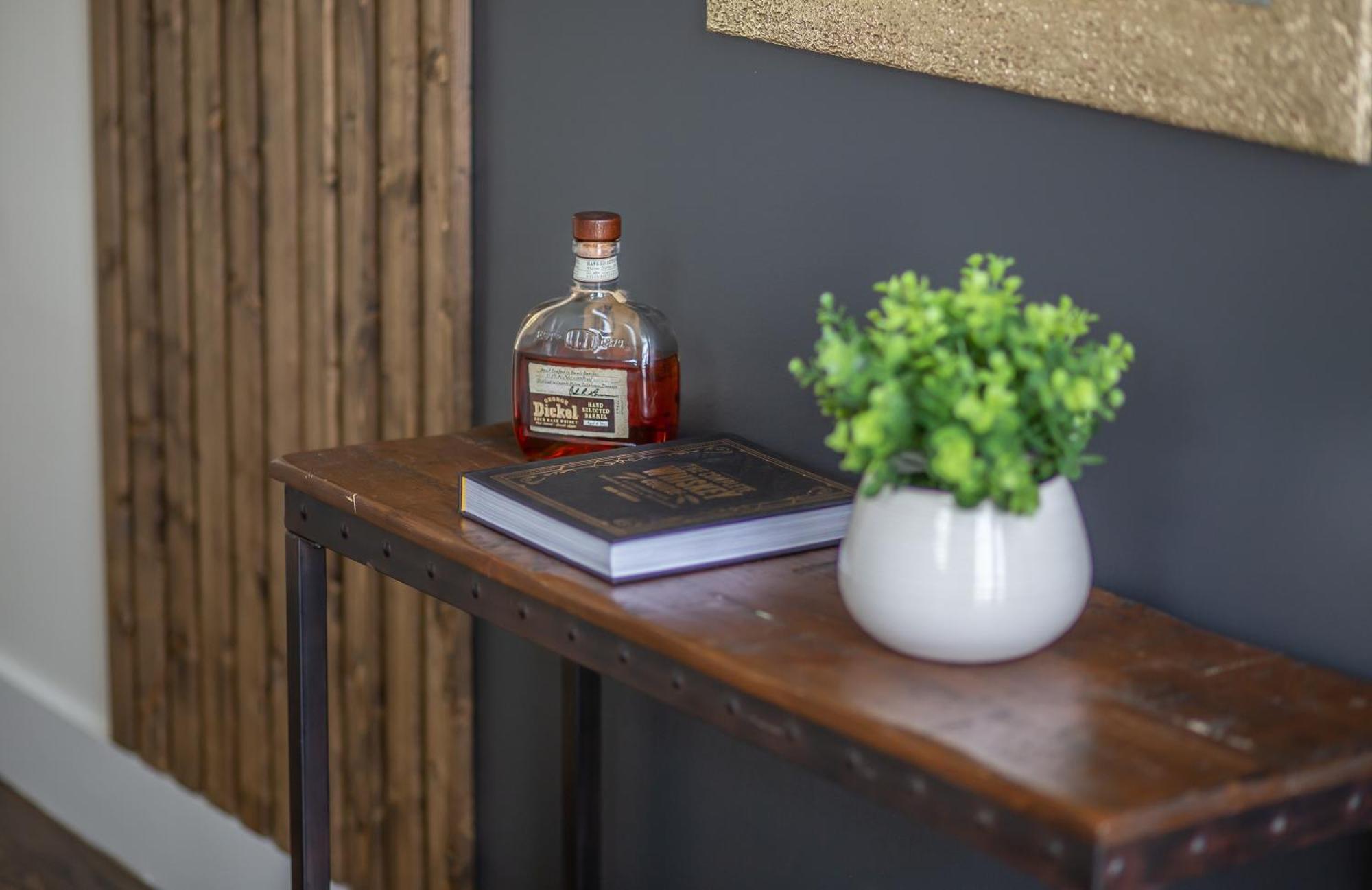 Whiskey House With Rooftop Golf, City Views! 8Min To Downtown! Sleeps 9! Nashville Eksteriør bilde